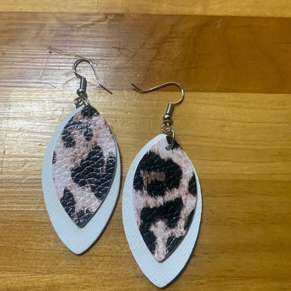 3/$24 NEW Fun Fashion Earrings-Cheetah Print - Picture 1 of 2